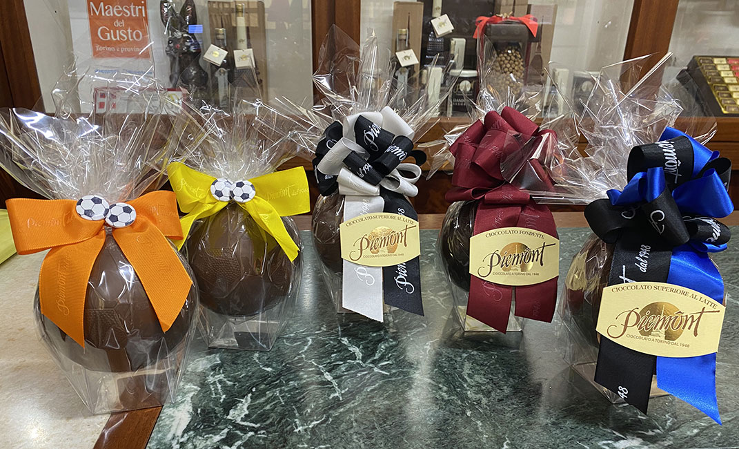 i palloni da calcio di cioccolato per la Pasqua della Uildm Torino